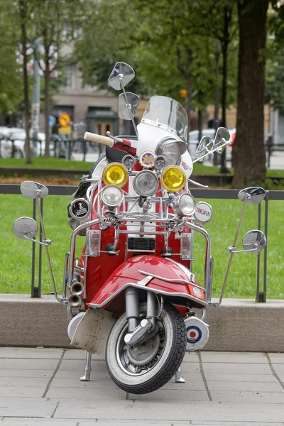 Roter Retro-Vespa-Roller mit vielen Rückspiegeln und Scheinwerfern — Stockfoto