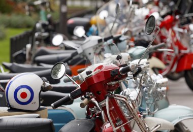 Birçok retro vespa scooter, sadece bir scooter ve focu bir kask