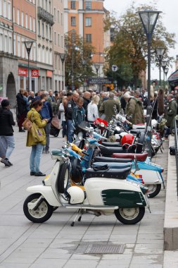 Park edilmiş retro vespa scooter hayran insanlar