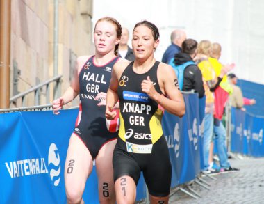Anja knapp ve lucy hall