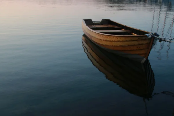 Ruderboot in ruhigem Wasser — Stockfoto