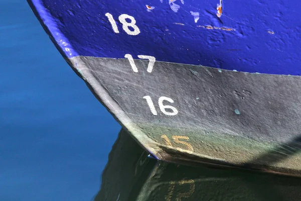 Barco de pesca azul reflejándose en el agua — Foto de Stock