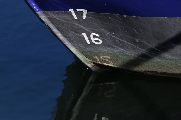 Barco de pesca azul reflejándose en el agua, v2 — Foto de Stock