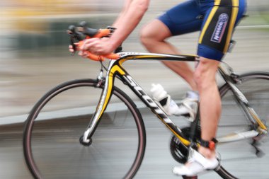 Hızlı triatlete Bisiklete binme