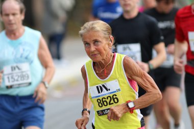 Yaşlı kadın iyi koşuyor.