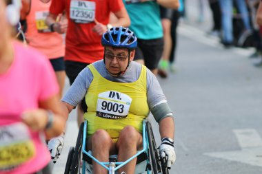 Komuta sizde yarış bir tekerlekli sandalyede