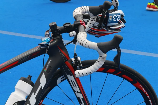 Close-up van een poorten fiets bereid voor triathlon — Stockfoto