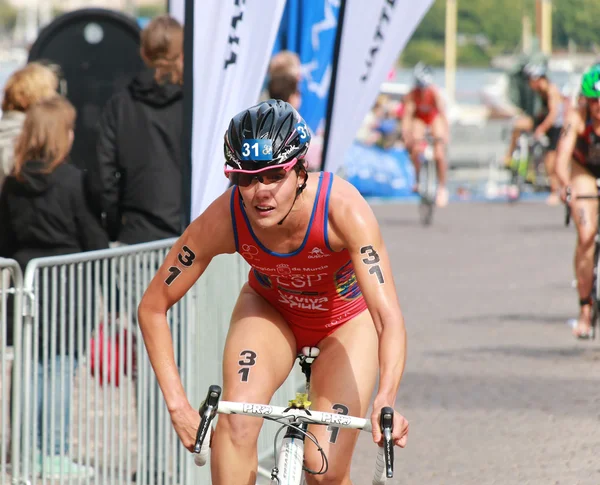 Carolina Routier (ESP) cycling in the triathlon event — Stock Photo, Image