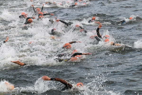 Triathlon, veel zwemmen mannen — Stockfoto