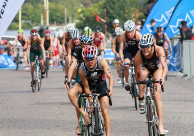 Barbara Riveros ve Simone Ackermann triatlon e Bisiklete binme