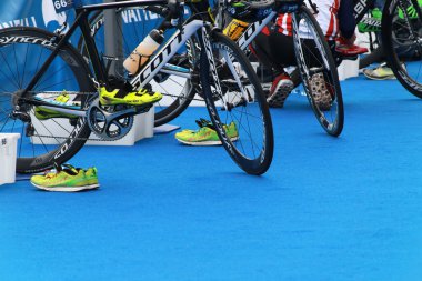 Triatlon için hazırlanmış birçok Bisiklet