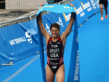 Sarah Groff triatlon rekabet kazandıktan sonra mutlu