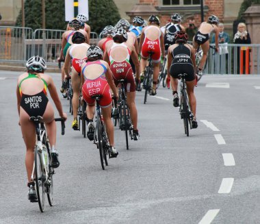 Kadın triatlon yarış bisiklet grubu