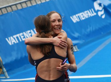 Sarah Groff Lindsay Jerdonik sarılma