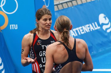 Sarah Lindsay Jerdonik ile tartışırken Groff