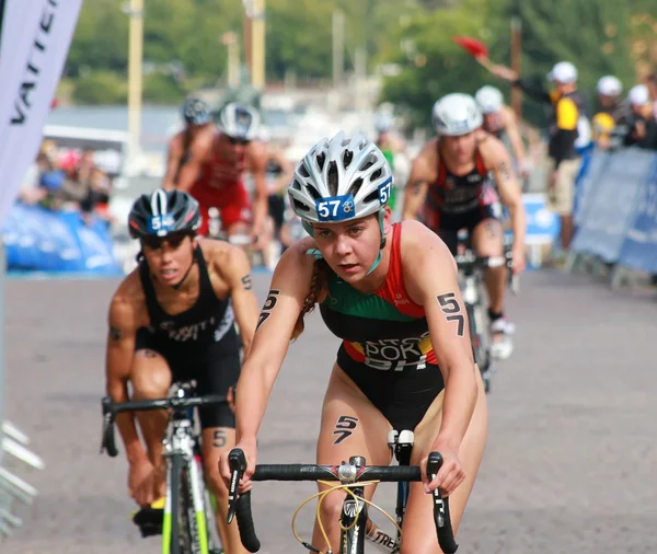 Santos e Hewitt pedalam após a zona de transição — Fotografia de Stock