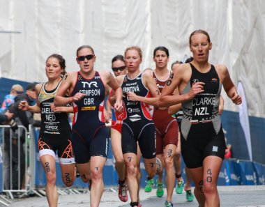 Jodie Stimpson, Rebecca Clark ve Vendula Frintova, çalışan