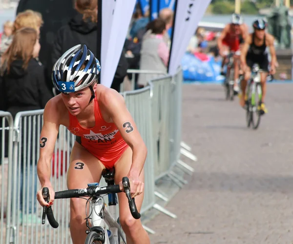 Kirsten Sweetland cycling in the triathlon event — Stock Photo, Image