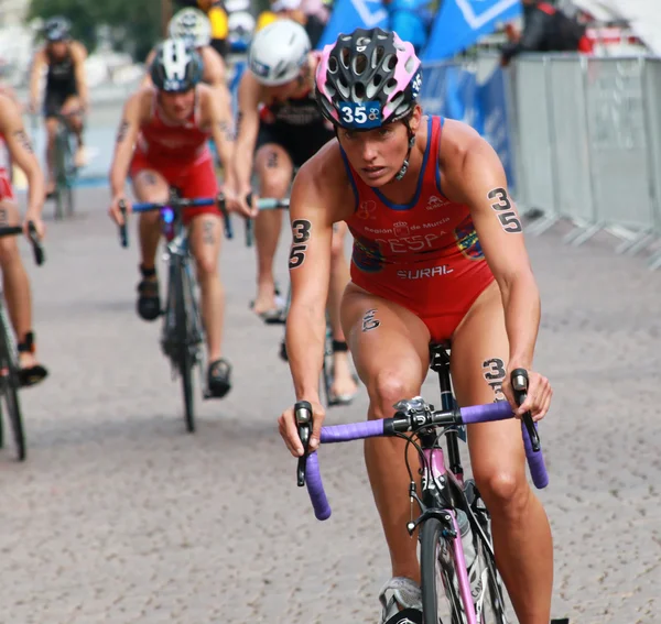 Maria Ortega front view cycling in the triathlon event — Stock Photo, Image