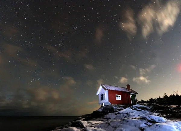 Cielo stellato e cottage — Foto Stock