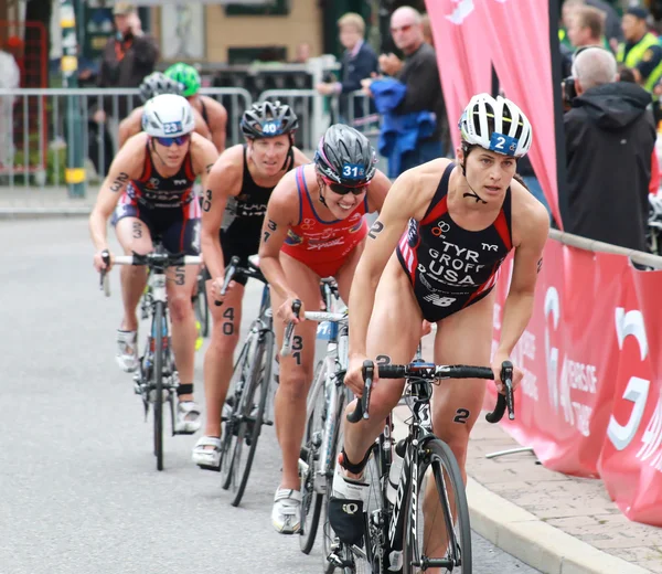 Sarah Groff and competitors cycling in the triathlon event — Stock Photo, Image