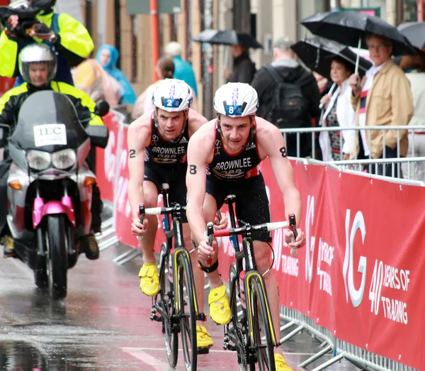 Hermanos Brownlee en bicicleta bajo la lluvia — Foto de Stock