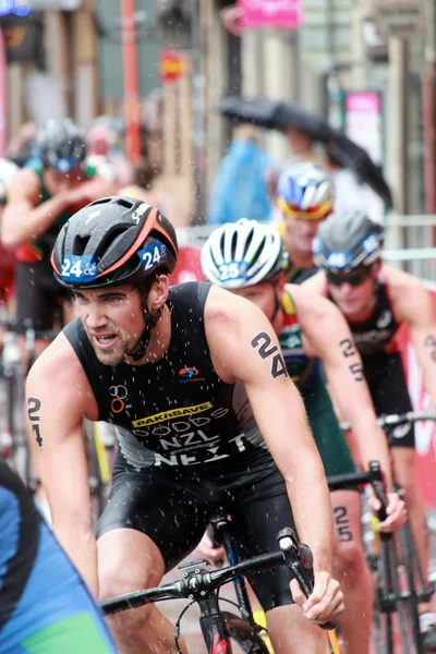 Tony Dodds fietsen in de regen — Stockfoto