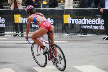 Maria Ortega eğrideki Bisiklete binme