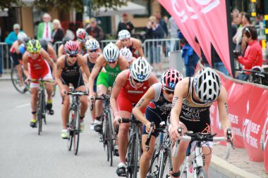 Maaike Bisiklete binme bölümünde kavga Caelers