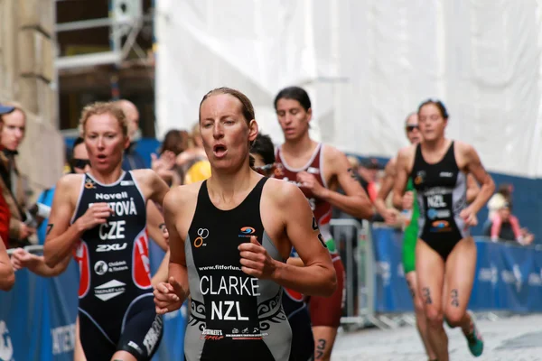 Rebecca Clark and Vendula Frintova running — Stock Photo, Image