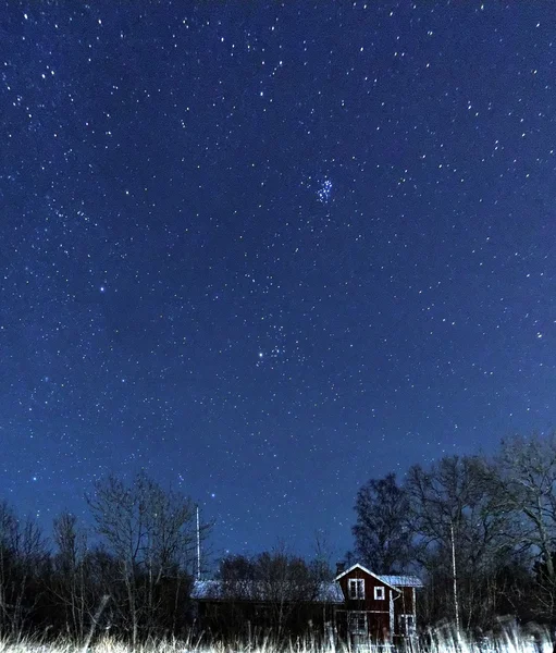 Cielo stellato su una casa di campagna — Foto Stock