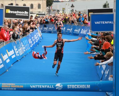 Jonathan Brownlee bayrak ile-bitirmek