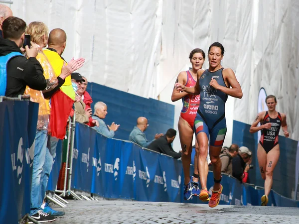 Charlotte Bonin and Carolina Routier running — Stock Photo, Image