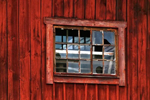 Broken window in red barn — Stock Photo, Image