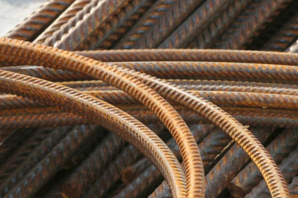 녹슨 rebars, 구 부 러와 스트레이트 — 스톡 사진