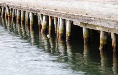 suya yansıtan wharf