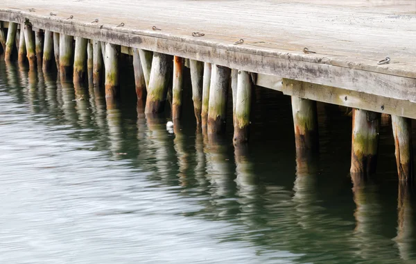 Kaimauer spiegelt sich im Wasser — Stockfoto