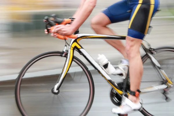 Snelle blauw fietsen man, zijaanzicht zonder romp — Stockfoto