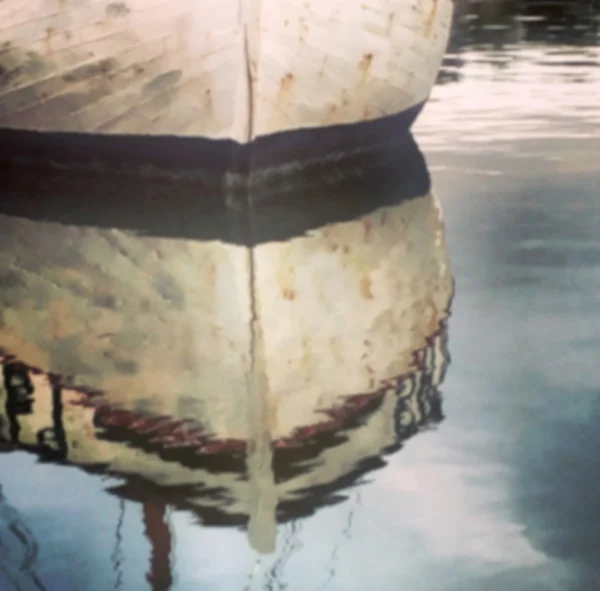 Defocused vit båt återspeglar i vatten — Stockfoto