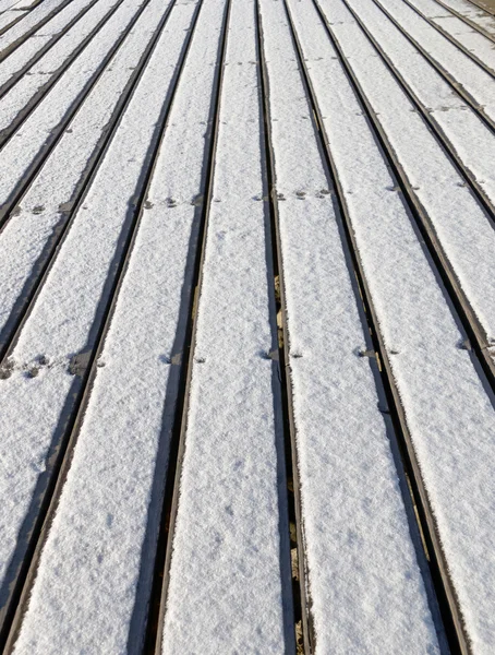 Міст з дошки зі сніговим портретом орієнтації — стокове фото