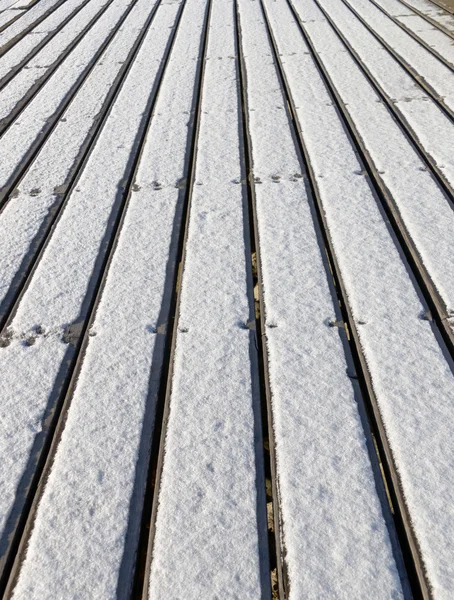 El puente hecho de tablón con orientación retrato de nieve —  Fotos de Stock