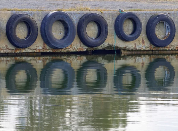 Pneus que protegem os barcos no porto — Fotografia de Stock