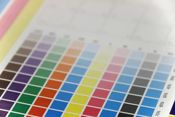 Primer plano de la impresión de prueba cmyk, vista lateral —  Fotos de Stock