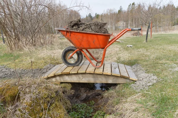 Wiel barrow vol met modder — Stockfoto