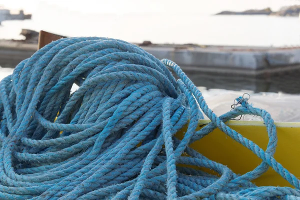 Sininen nailonköysi satamassa — kuvapankkivalokuva