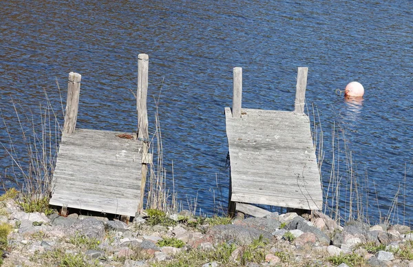 Duas pequenas pontes e uma bóia na luz solar brilhante — Fotografia de Stock