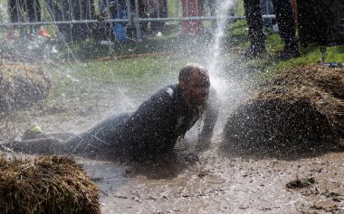 Adam suyla suyunu çamur atma