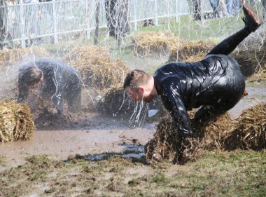 Bir adam bir muhteşem bozmayı çamur içinde yapar.