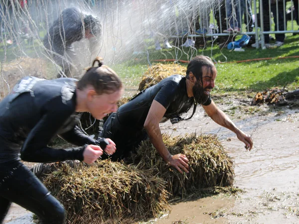 女人和男人战斗得到的泥土，喷与扫管笏 — 图库照片