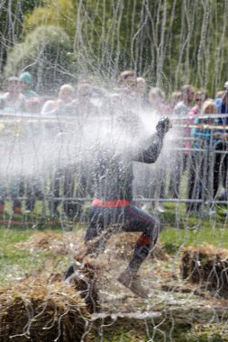 Güçlü douche koşan adam